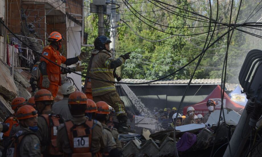 A perícia no local começará a ser feita assim que os bombeiros liberarem a área.