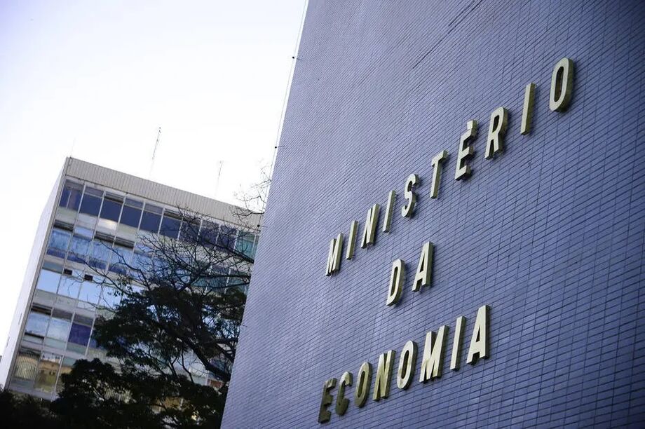 De acordo com o Relatório de Avaliação de Receitas e Despesas do 3º bimestre, a projeção da equipe econômica para as receitas primárias totais da União neste ano passou de R$ 1,752 trilhão para R$ 1,816 trilhão