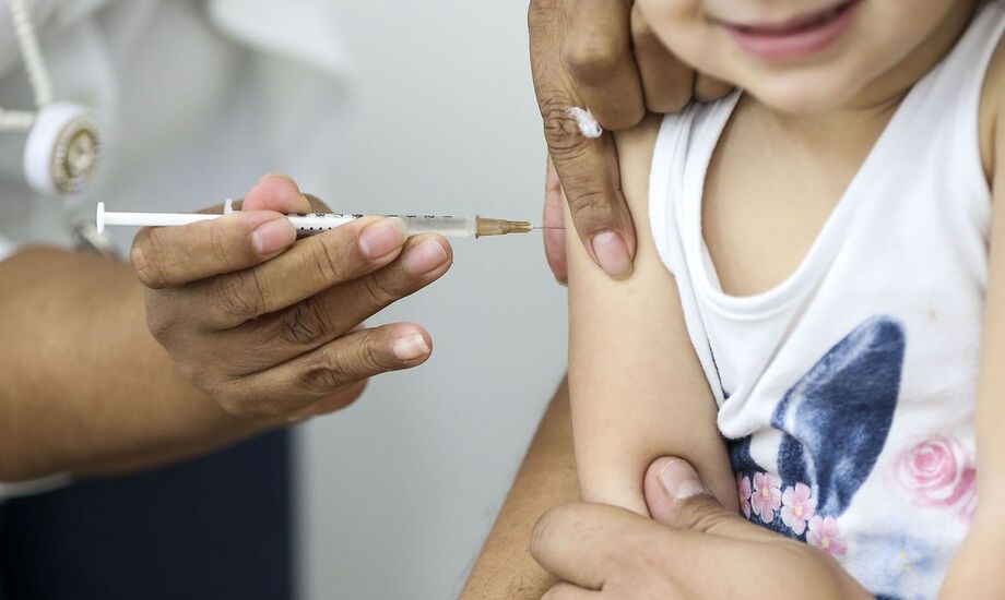 Crianças entre seis meses e menores de seis anos podem se vacinar contra a Influenza