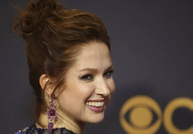 A atriz Ellie Kemper, conhecida pelo papel de Erin em The Office e protagonista da série Unbreakable Kimmy Schmidt