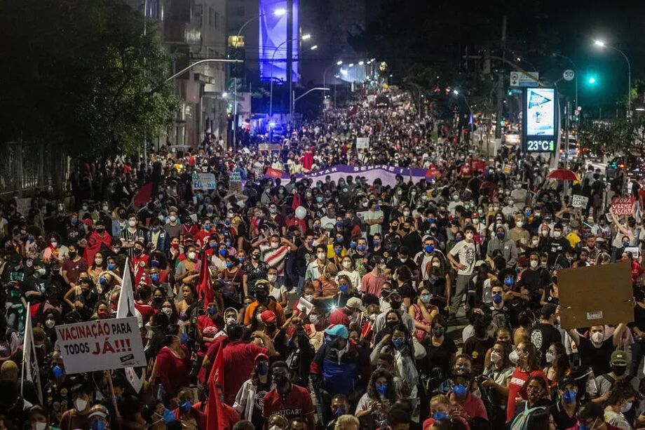 Manifestantes anti-Bolsonaro no sábado, em SP: movimentos debatem hoje novas convocações