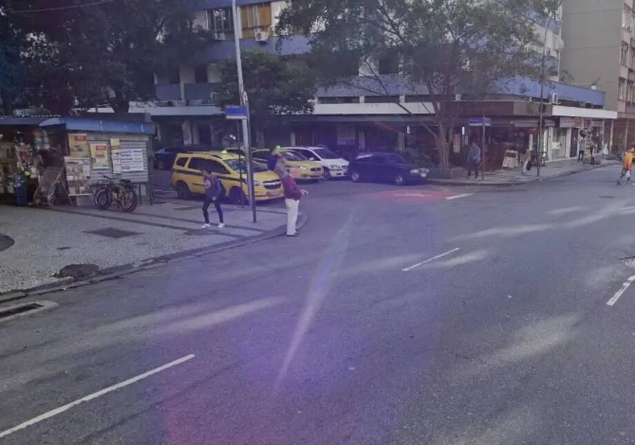 O bar fica na esquina das ruas Tonelero e Anita Garibaldi. O atirador chegou de moto a partir da Praça Edmundo Bitencourt, atirou e fugiu