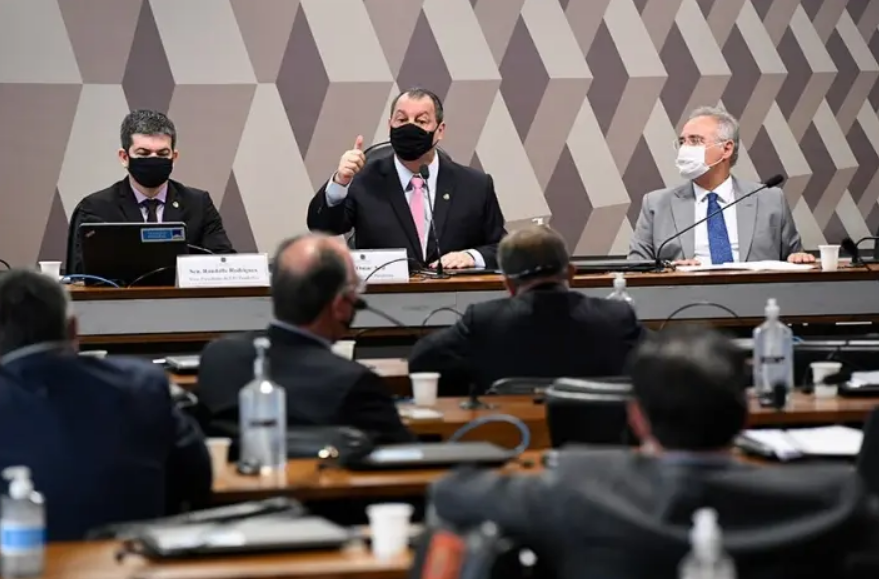 Omar Aziz (centro), presidente da CPI da Covid; Randolfe Rodrigues, vice (à esq.); e o relator Renan Calheiros