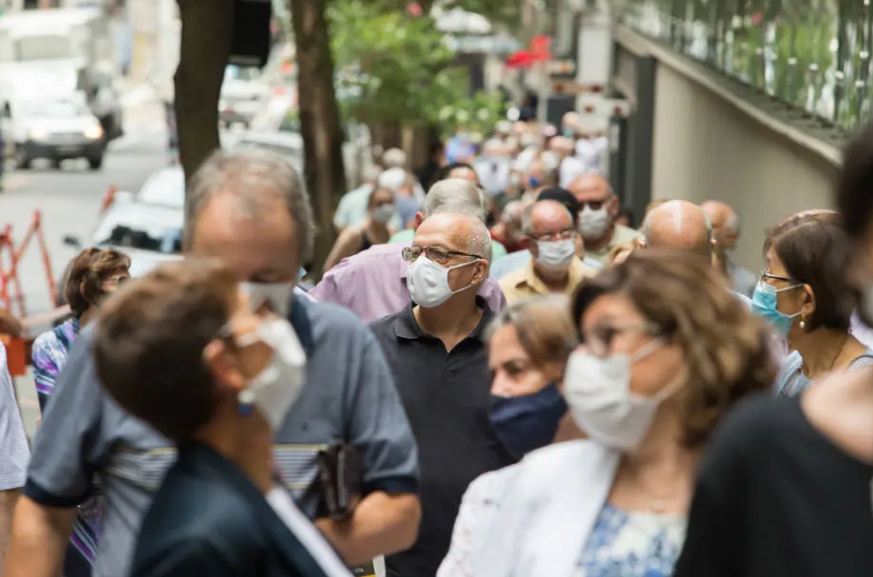 Ritmo de vacinação lento prolonga pandemia; sensação de desconforto da população aumenta quando é considerado o medo do coronavírus