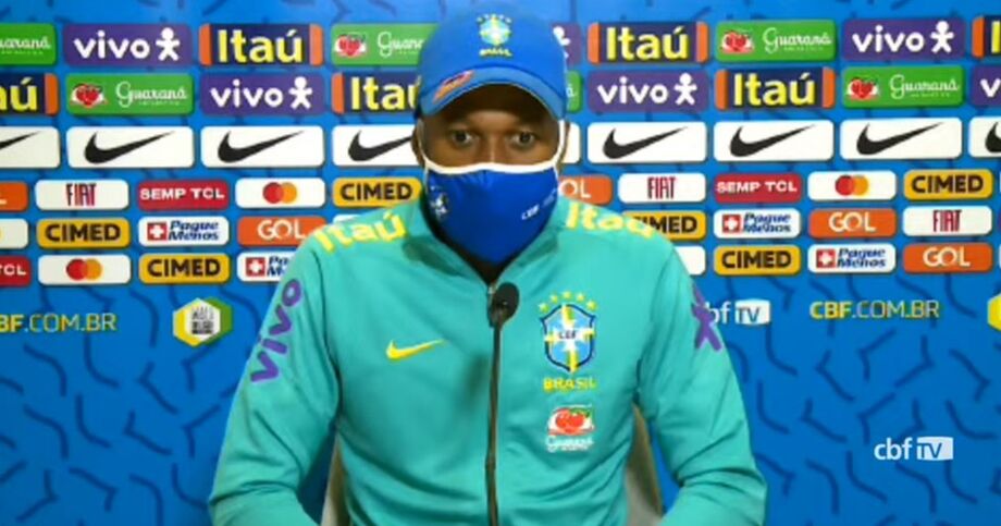 Fred em coletiva da Seleção