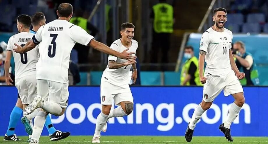 Jogadores da Itália comemoram gol na vitória diante da Turquia