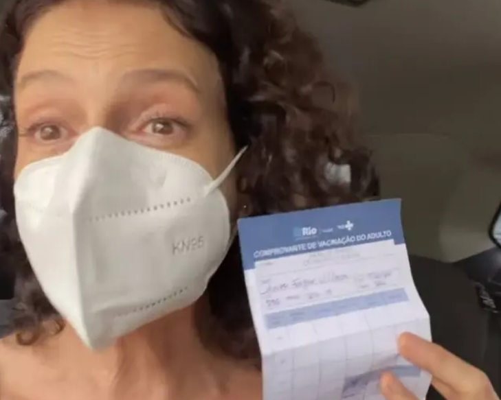 A atriz Denise Fraga, de 56 anos, que tomou a primeira dose da vacina contra a covid-19 Foto: Instagram/denisefragaoficial