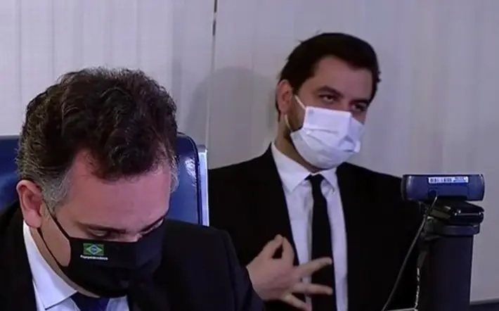 Filipe Martins faz gesto em sessão do Senado