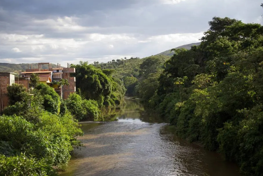 Ponte sob o Rio das Velhas, na cidade de Rio Acima