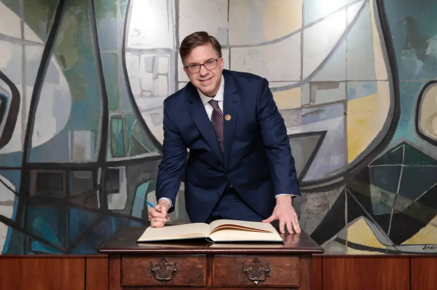 Embaixador americano, Todd Chapman, durante assinatura do Livro dos Embaixadores Estrangeiros