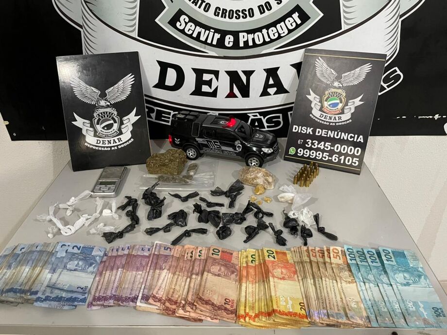Ao todo, foram apreendidas 4 porções de maconha, 35 porções de cocaína/pasta-base, 17 munições de calibre .380, além de balança de precisão e grande quantidade de dinheiro