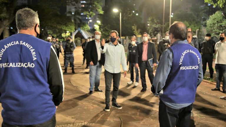 A concentração dos servidores envolvidos na ação ocorreu em frente ao Belmar Fidaldo e o início dos trabalhos foi acompanhado pelo prefeito