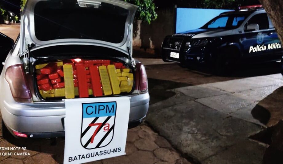 Os agentes realizavam rondas pela Avenida Dias Barroso, quando se depararam com um veículo C4 Pallas placas de Londrina/PR e realizaram a abordagem