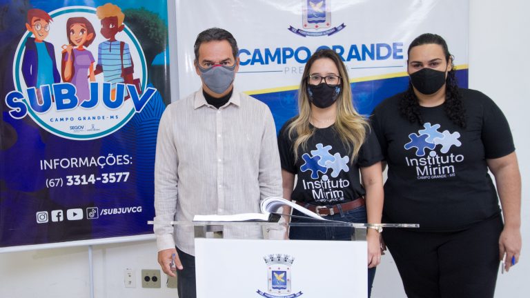 Antônio Lacerda e a subsecretária de Políticas para a Juventude ao lado do prefeito Marquinhos.