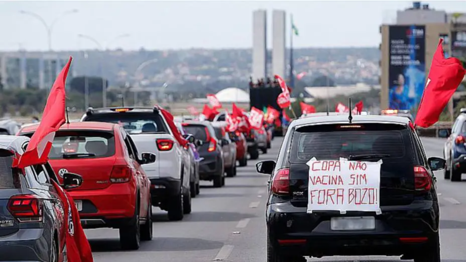 Manifestantes fazem carreata em Brasília contra a Copa América no Brasil