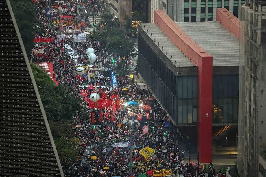 Manifestantes se concentram em frente ao Masp durante protesto na Av. Paulista neste sábado, 19; grupo ocupou mais de oito quarteirões da avenida