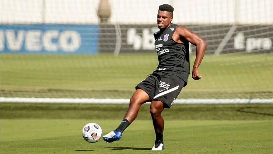 Jemerson em ação durante treinamento no CT Joaquim Grava
