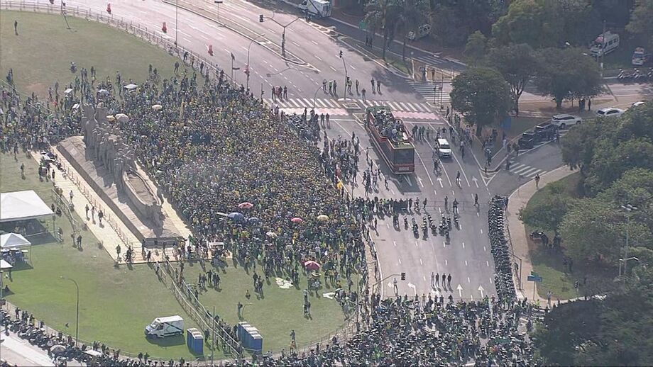 Bolsonaro participa de passeio de moto em São Paulo