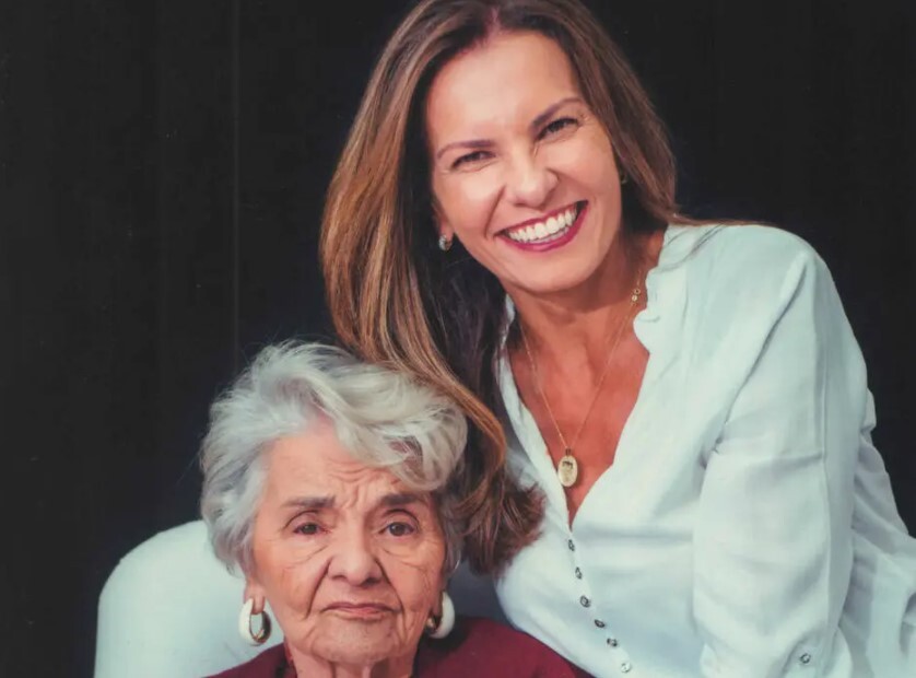 Mariela escreveu um livro sobre a evolução do Alzheimer em sua mãe, dona Anninha