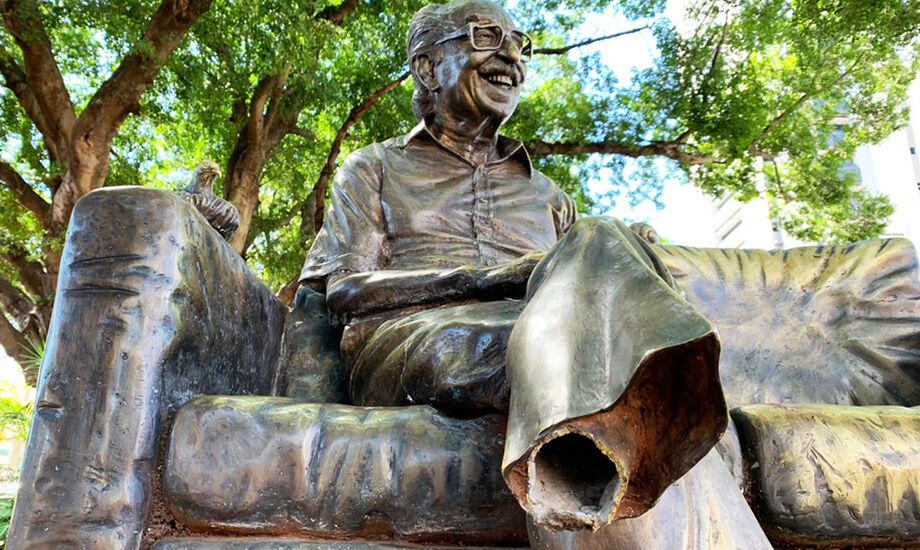A estátua teve o pé arrancado