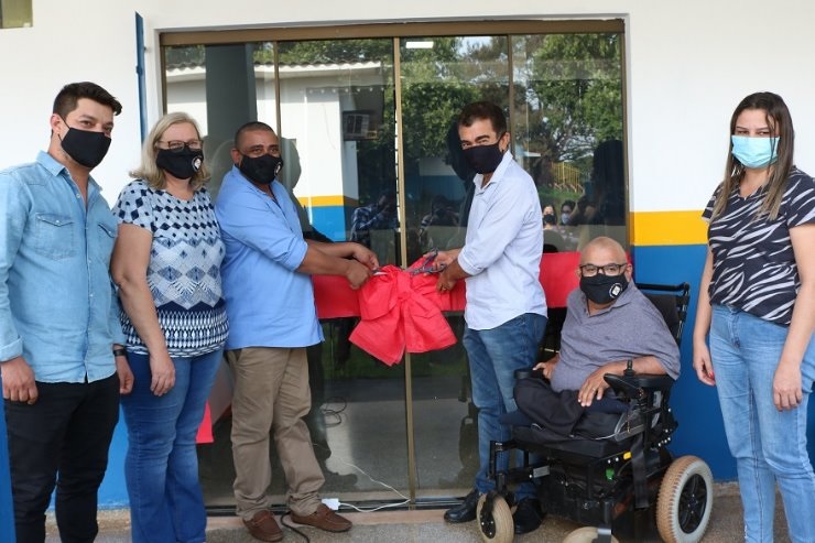 Inauguração da nova biblioteca da escola Sócrates contou com a participação da direção e professores