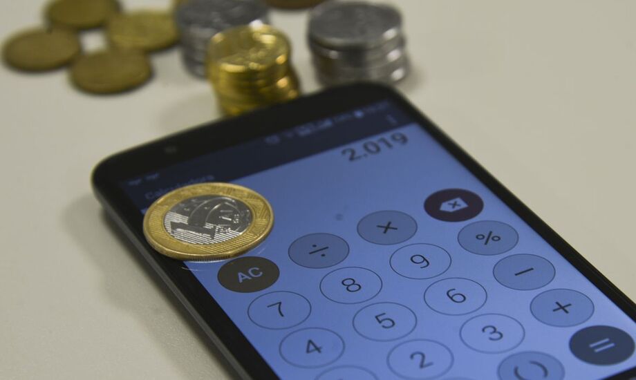 Juros sobem com dado de serviços e em linha com dólar e juros dos Treasuries
