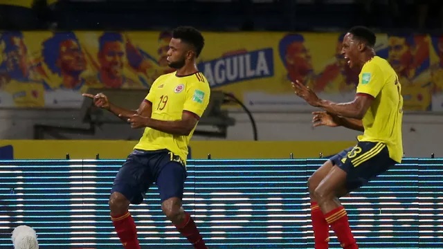 Miguel Borja e Yerry Mina comemoram gol da Colômbia contra a Argentina.