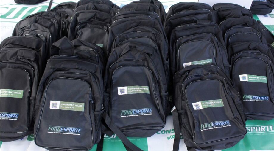 Atletas e técnicos receberam mochila