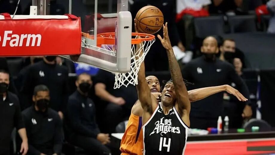 Terance Mann sobe para anotar mais dois pontos para o Los Angeles Clippers na vitória sobre o Phoenix Suns