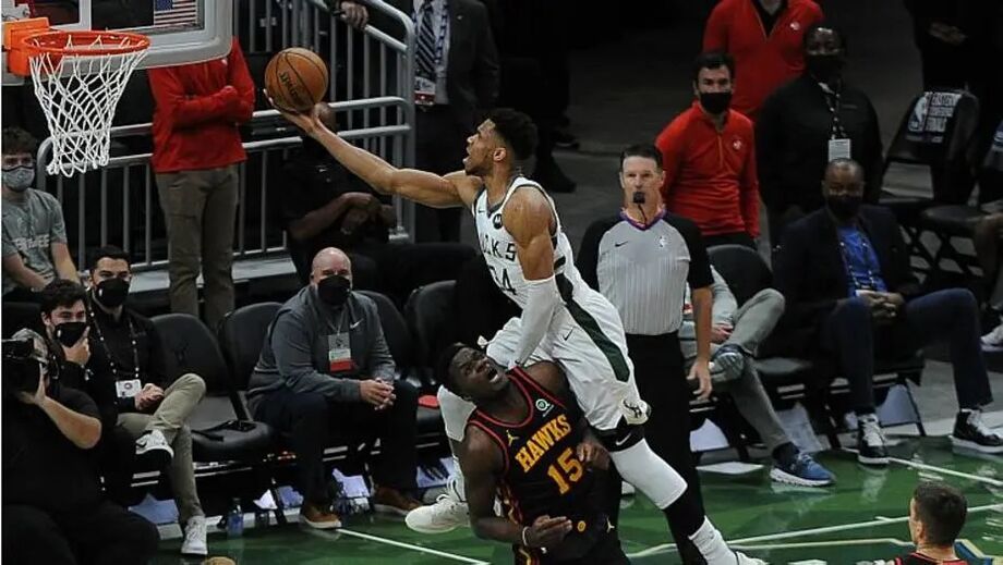 Com 14 jogadores pontuando, Bucks arrasam com Atlanta e empatam final do Leste