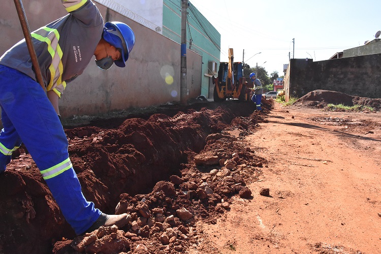 A estimativa é de que as obras beneficiem mais de 25 mil pessoas com a implantação de mais de 85,8 mil metros em extensão de rede de esgoto