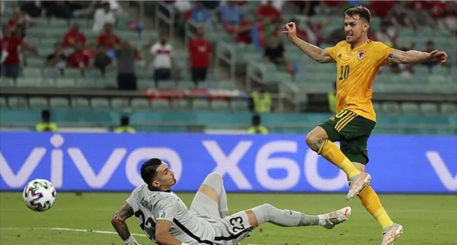 Ramsey toca na saída do goleiro da Turquia para abrir o placar na vitória do País de Gales