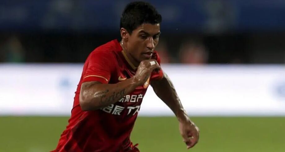 Paulinho em ação pelo chinês Guangzhou Evergrande