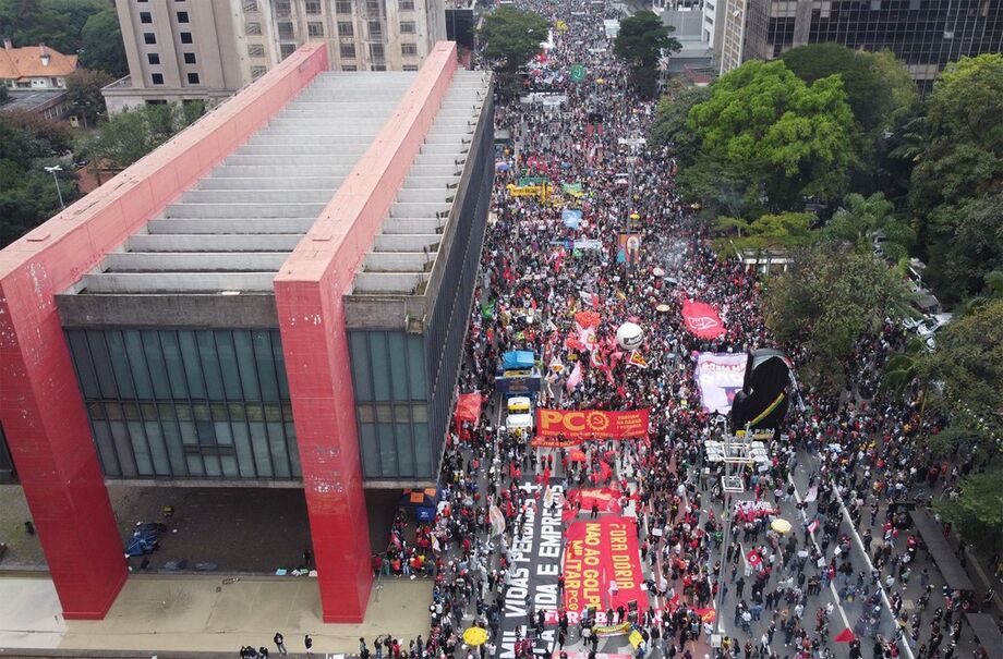 Manifestantes ocupam a Avenida Paulista, em São Paulo, para protestar contra o governo Bolsonaro neste sábado (19)