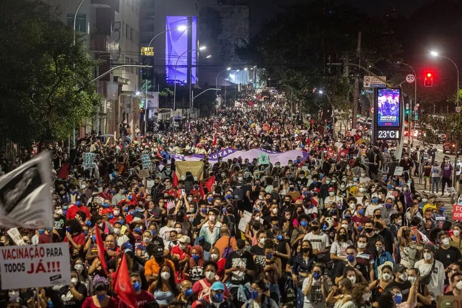 Multidão caminha pela Rua da Consolação, em São Paulo, durante protesto contra o presidente Bolsonaro realizado em 29 de maio