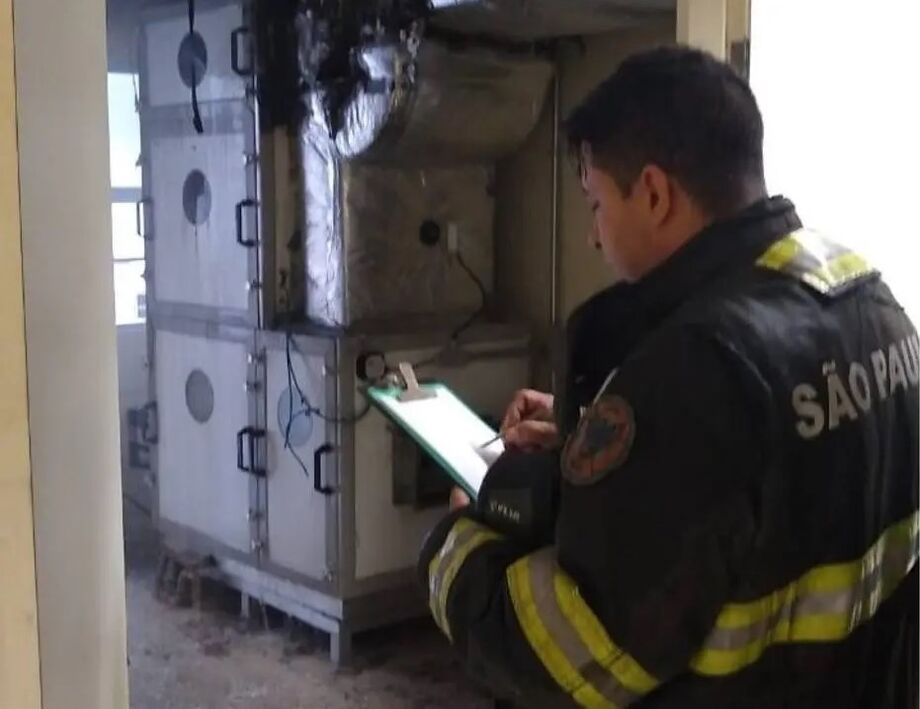 Bombeiro observa danos causados por incêndio no Hospital Pérola Byington