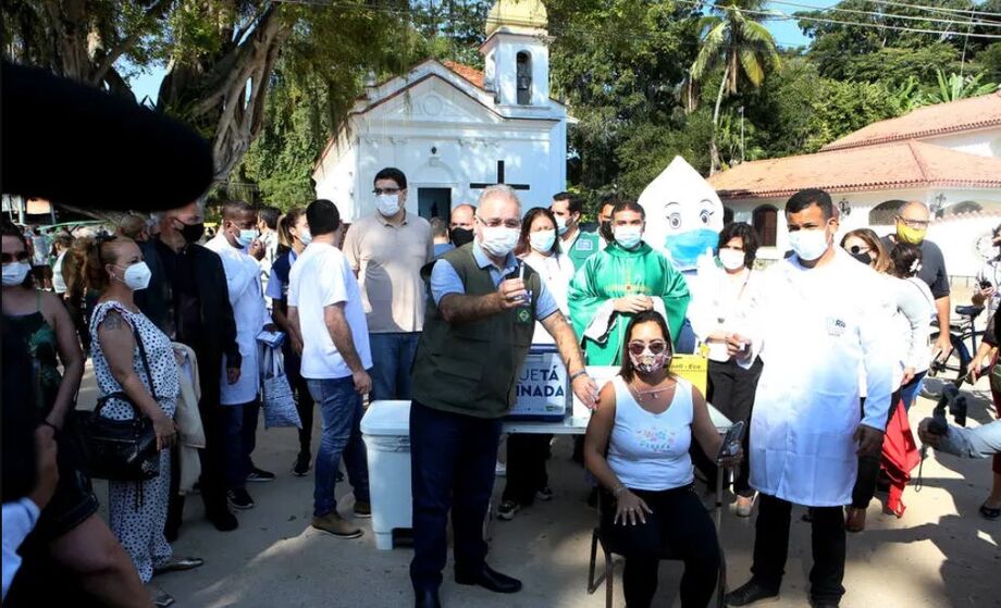 Ministro da Saude, Marcelo Queiroga, aplica vacina em moradores em frente a Igreja de Sao Roque durante a campanha PaqueTa Vacinada