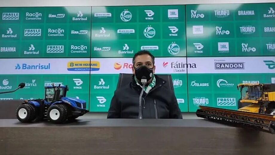 Produtos da New Holland Agriculture são exibidos durante entrevista do técnico do Juventude, Marquinhos Santos