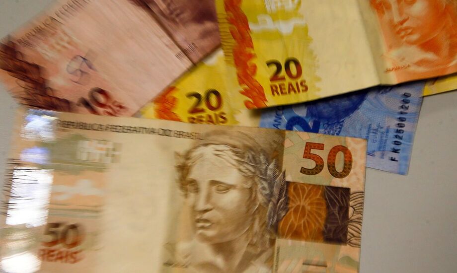 O anúncio pelo IBGE de uma inflação em maio mais alta do que a esperada favorece o movimento de queda do dólar frente ao real