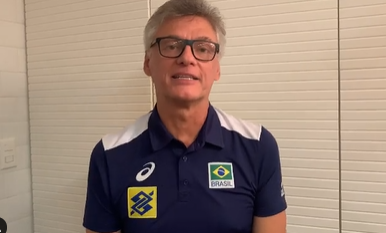 Renan Dal Zotto está se recuperando da covid para reassumir o comando da seleção de vôlei