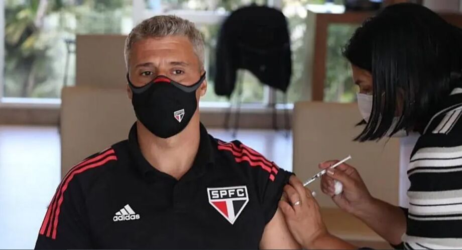 Técnico Hernán Crespo recebe primeira dose da vacina contra o novo coronavírus