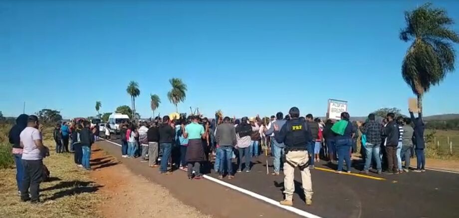 Manifestantes indígenas pedem proteção em orações pelas suas lutas
