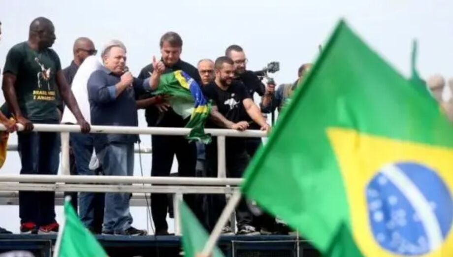 O ex-ministro da Saúde, Eduardo Pazuello, e o presidente Jair Bolsonaro discursam a apoiadores em ato no Rio de Janeiro
