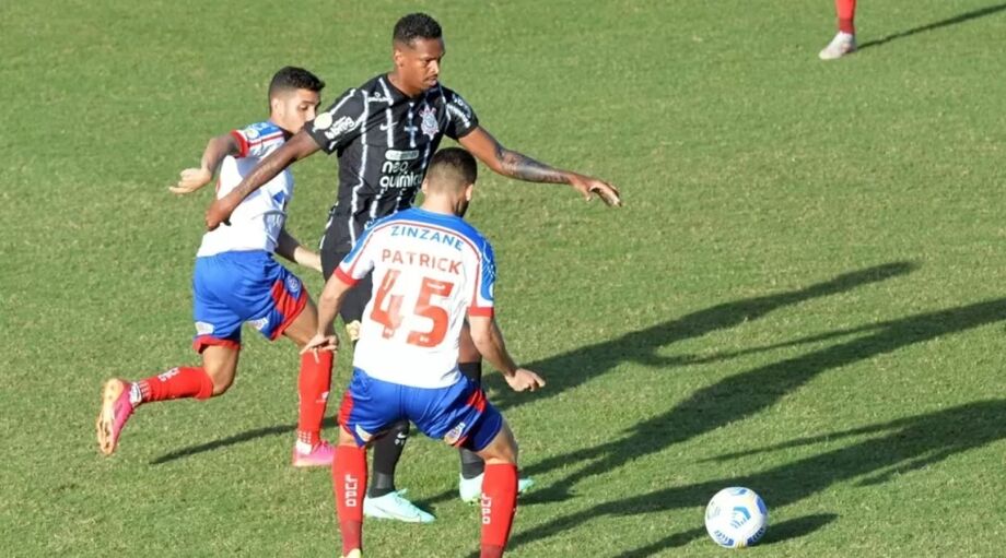 Jô domina a bola cercado de jogadores do Bahia em jogo do Corinthians pelo Brasileiro