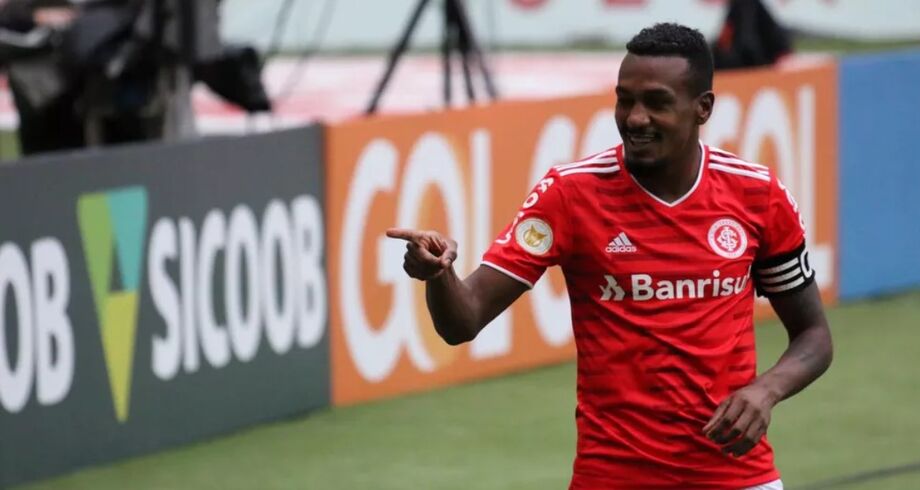 Edenilson comemora gol pelo Inter contra o Ceará