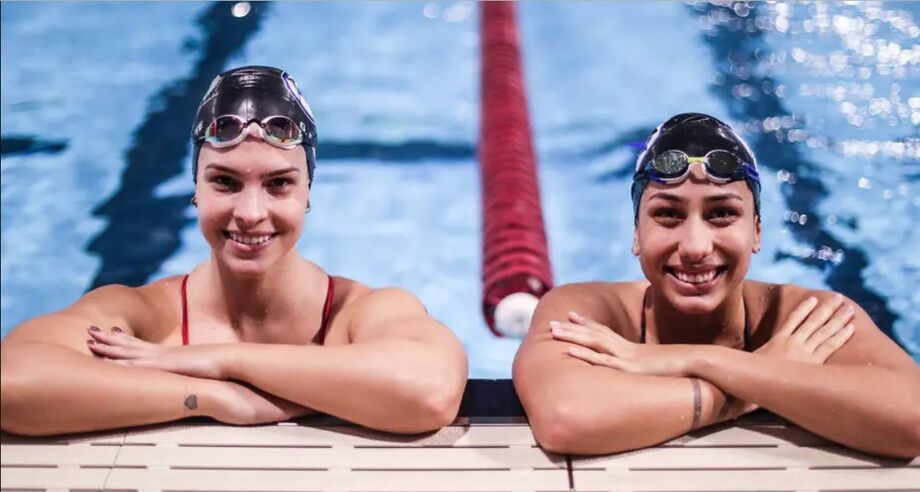 Giovanna Diamante (e) e Ana Vieira, caras novas do time olímpico, durante treino no Clube Pinheiros