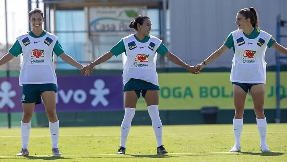 Jogadoras da seleção brasileira de futebol divulgam manifesto contra o assédio sexual