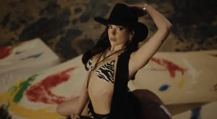 A cantora Dua Lipa no clipe de 'Love Again'