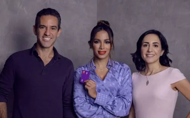 Segundo o Nubank, Anitta participará de reuniões trimestrais com os demais conselheiros e com a diretoria da fintech, e discutirá decisões estratégicas do negócio