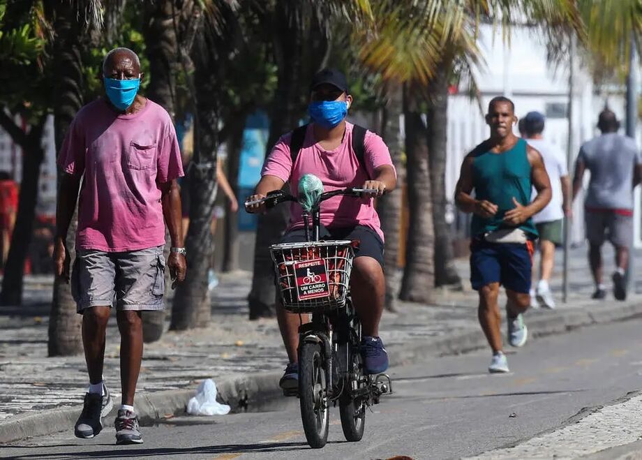 Movimentação de pessoas usando máscara de proteção na orla da praia de Ipanema, na zona sul do Rio de Janeiro